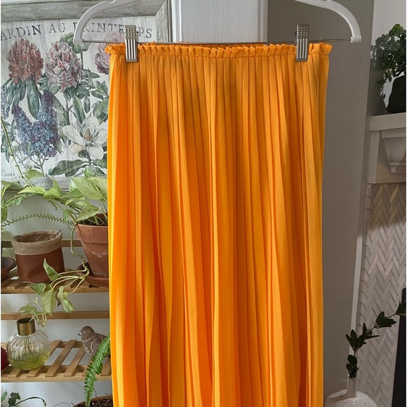 Yellow Zara pleated skirt size S elastic waist - Picture 4 of 6